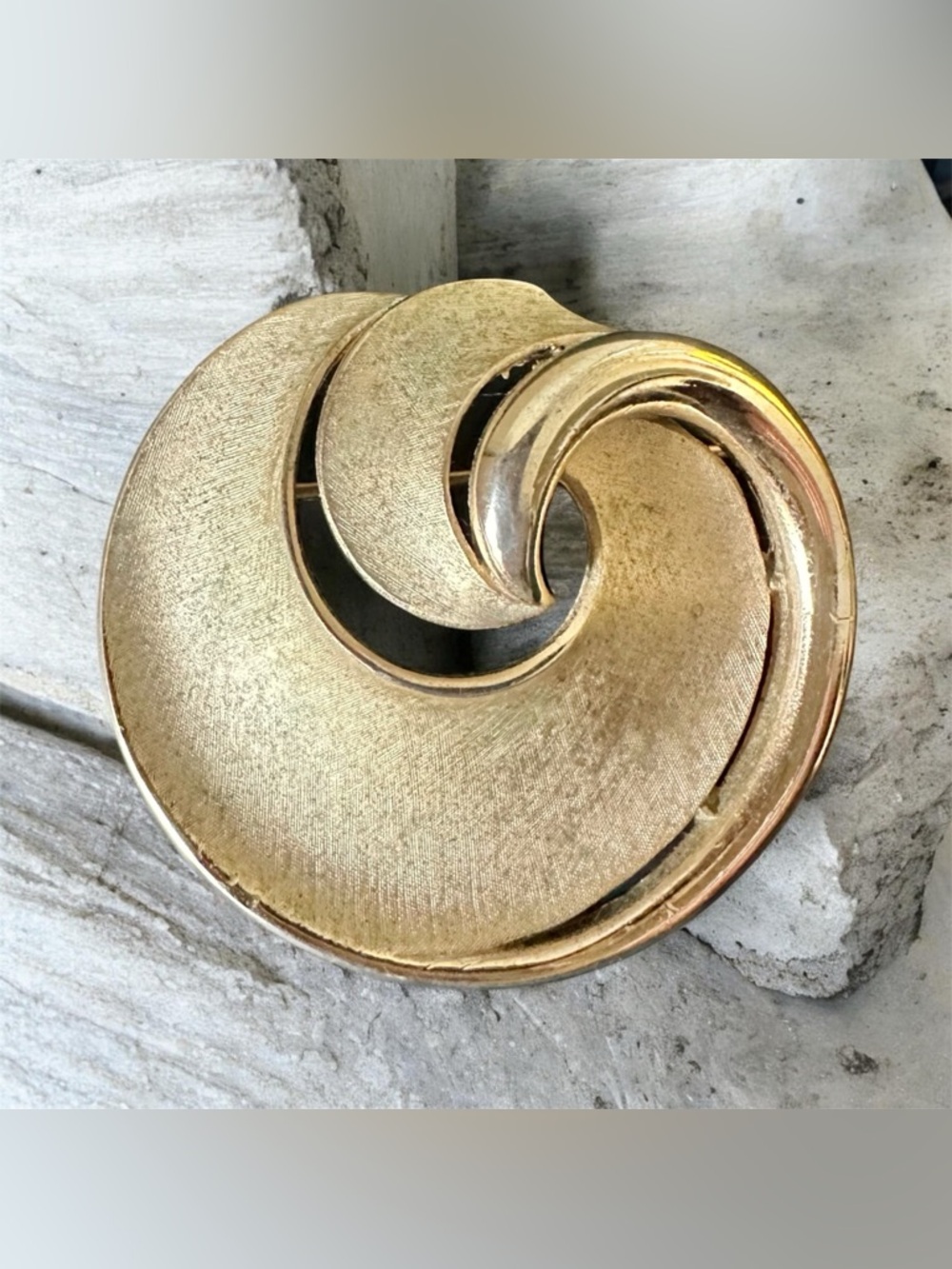 VINTAGE SIGNED TRIFARI RHODIUM GOLD SWIRL BROOCH PIN
